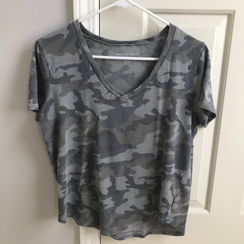 💚 AMERICAN EAGLE Camo CROP Top V-Neck Shirt 💚